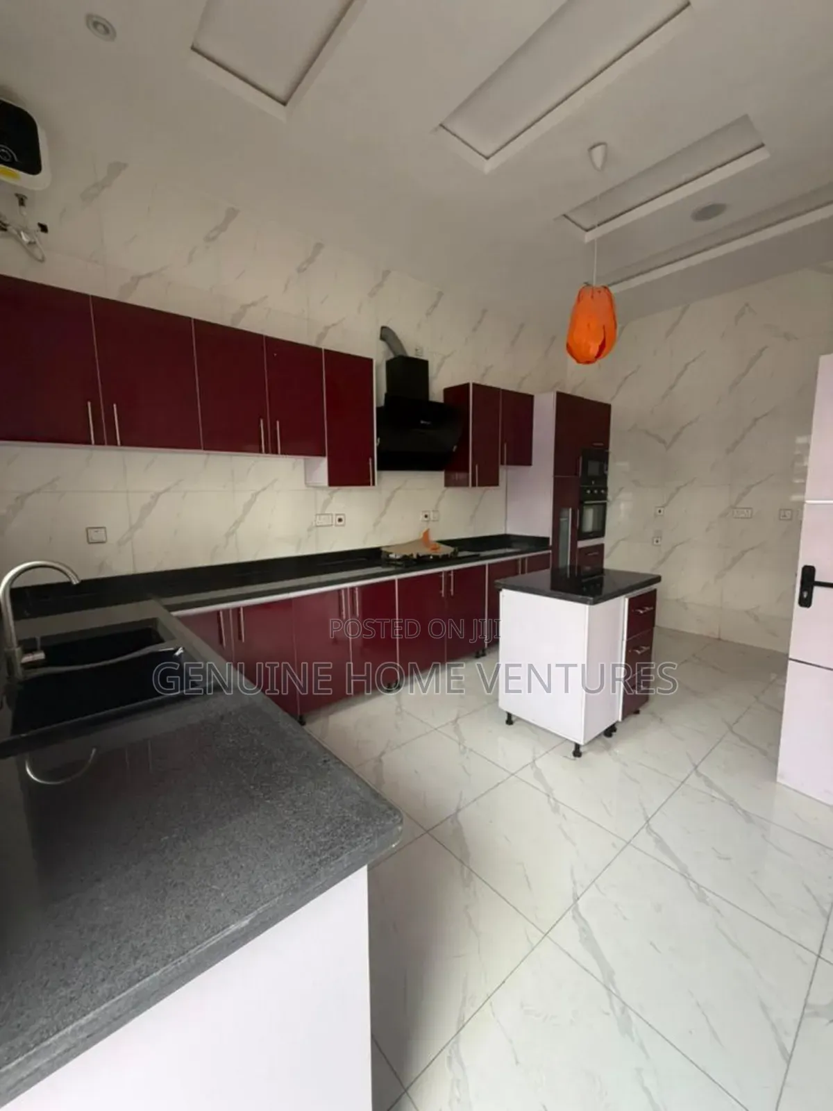 5bdrm Duplex in Chevron for sale