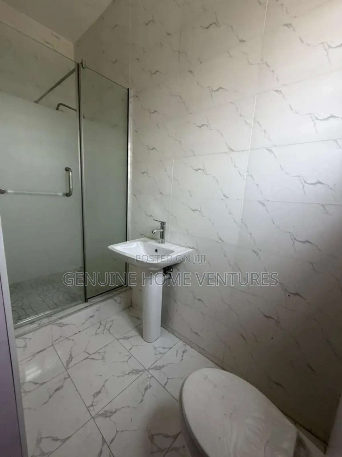 5bdrm Duplex in Chevron for sale