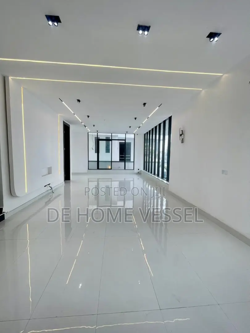 5bdrm Duplex in Chevron for sale