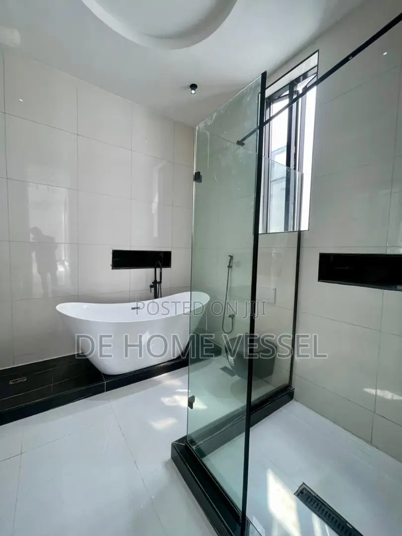 5bdrm Duplex in Chevron for sale