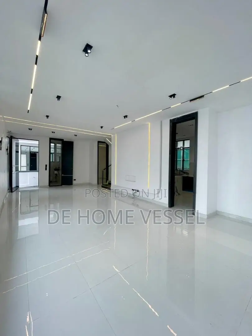 5bdrm Duplex in Chevron for sale