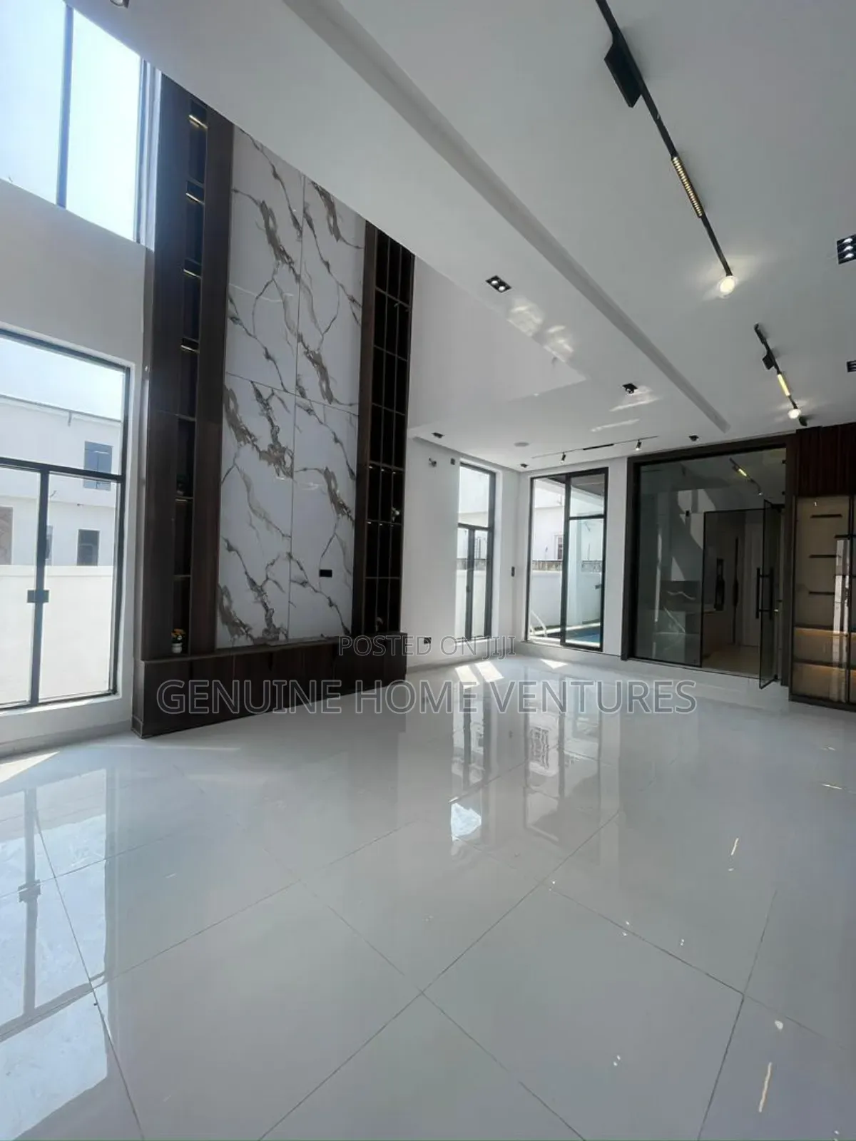 4bdrm Duplex in Chevron for sale