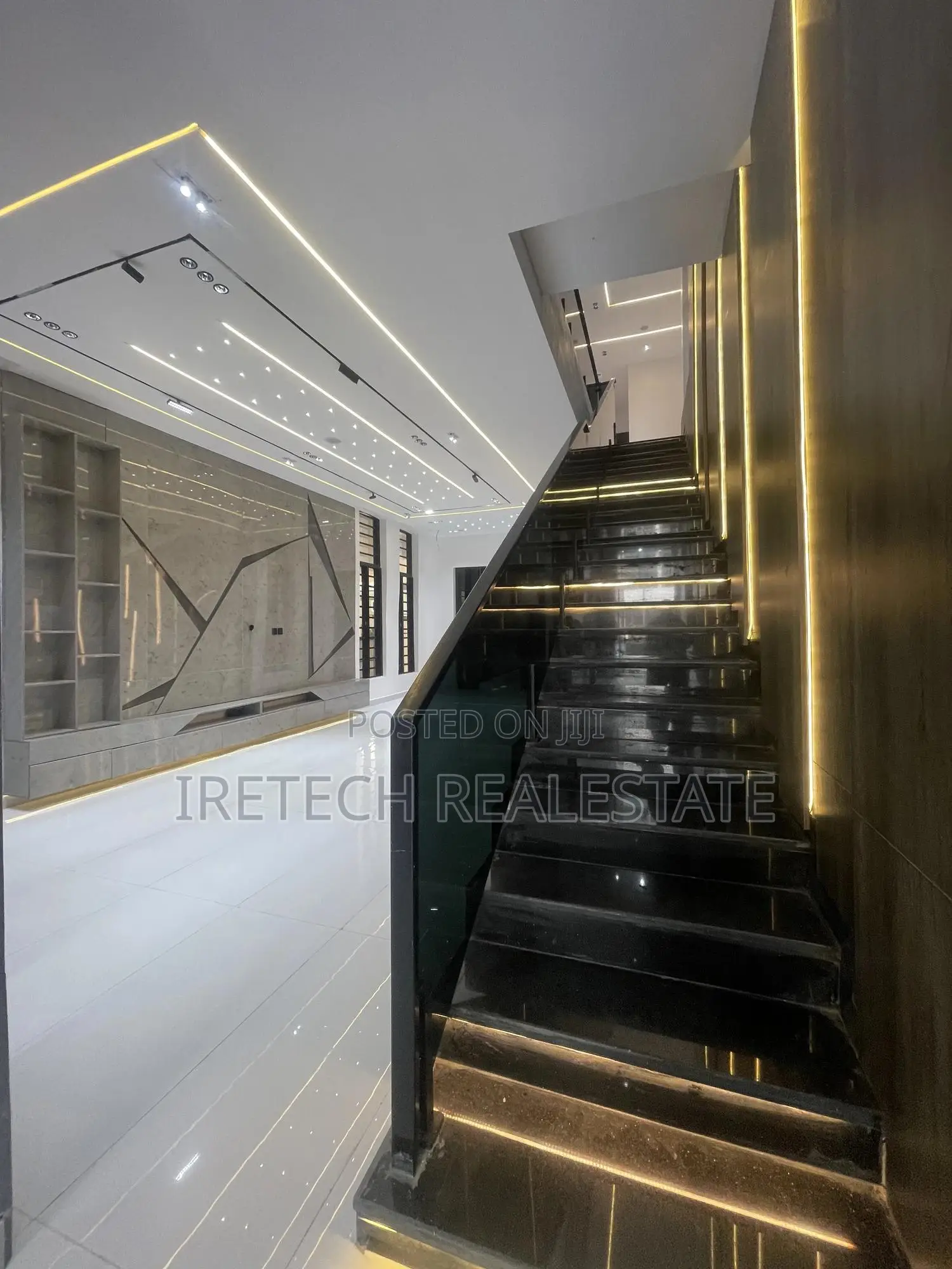 5bdrm Duplex in In A Well Secured, Chevron for sale