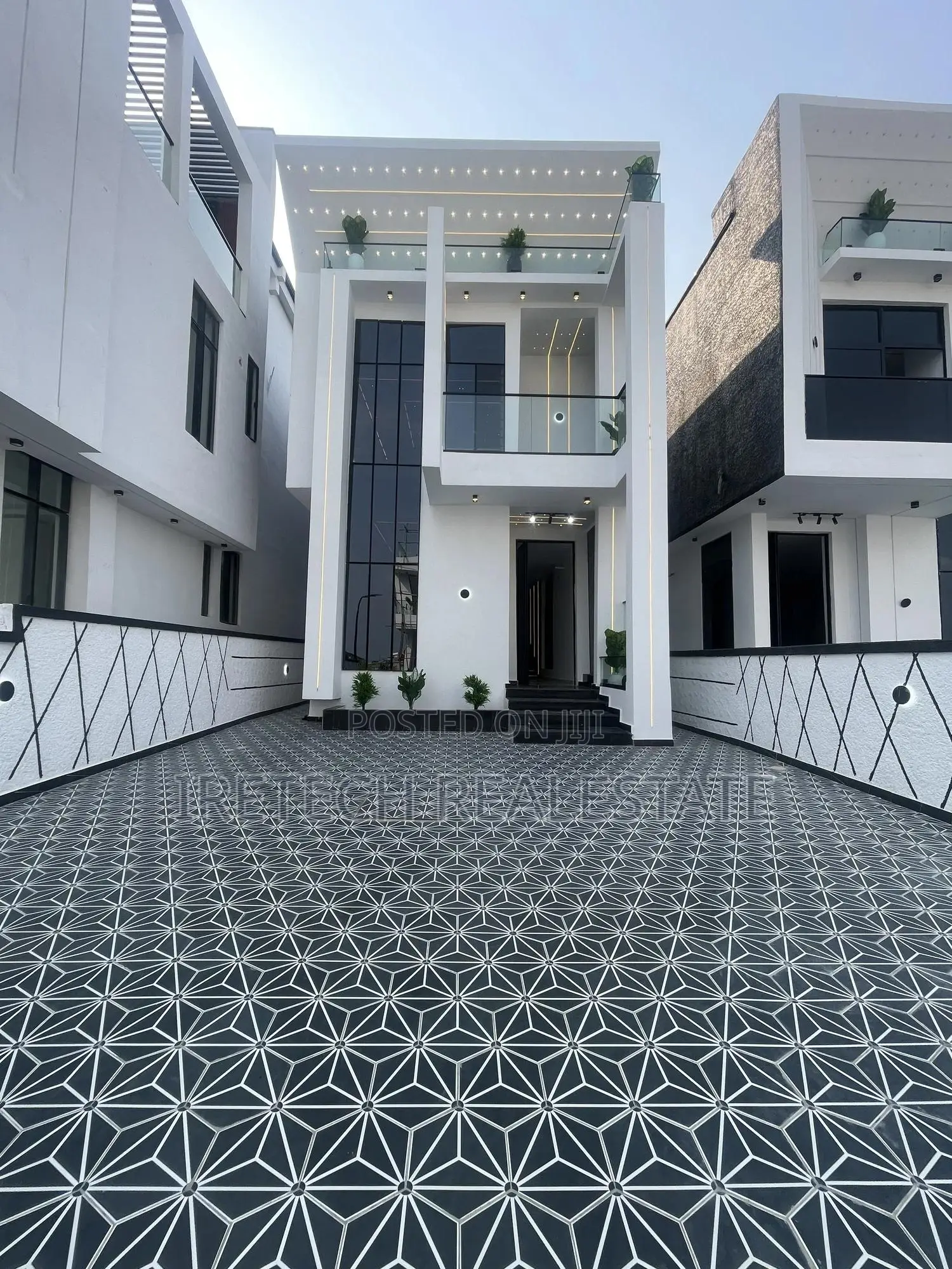 5bdrm Duplex in In A Well Secured, Chevron for sale