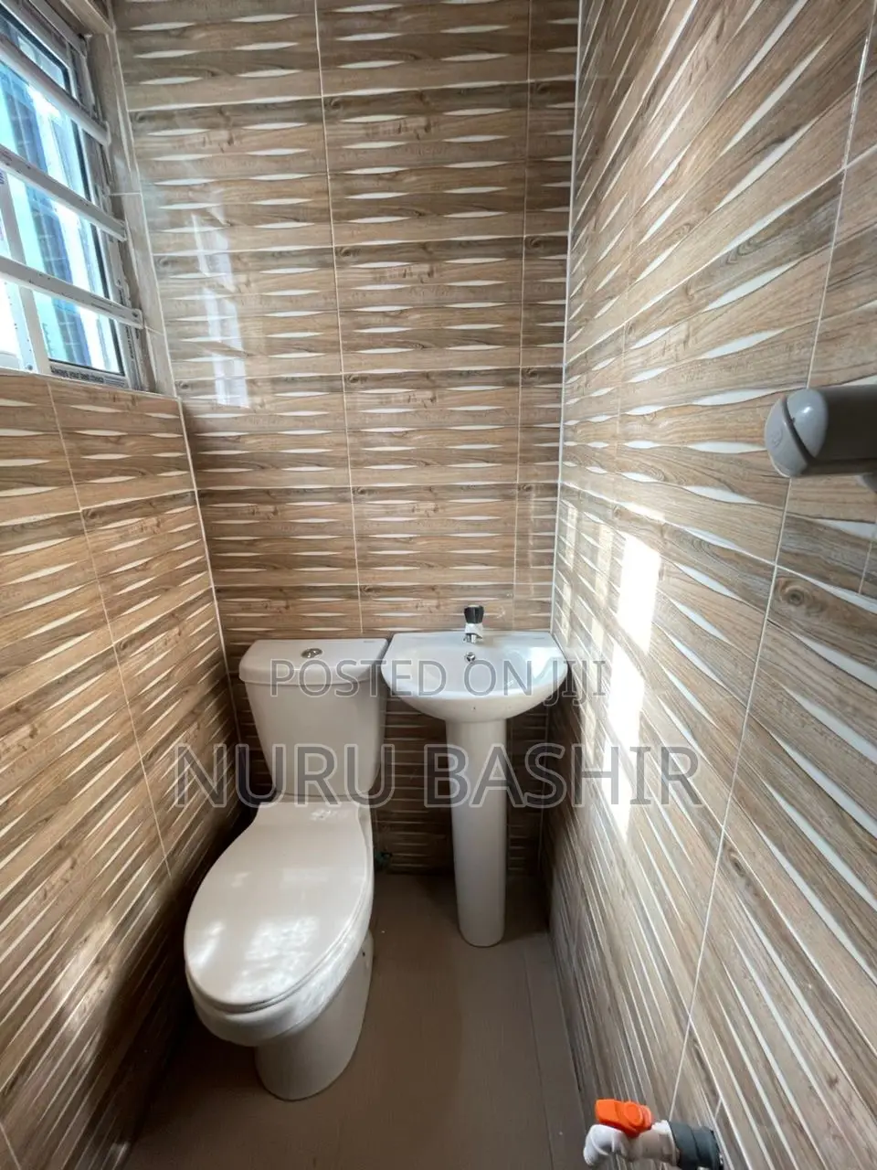 8bdrm Block of Flats in Elebu Estate, Akala Express for sale