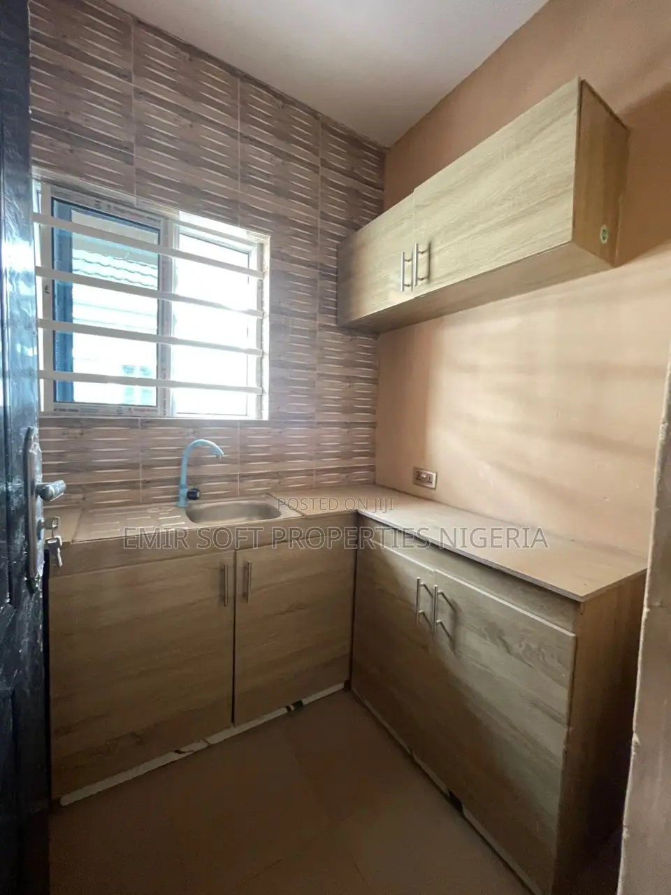 8bdrm Room & Parlour in Elebu Ibadan, Oluyole for sale