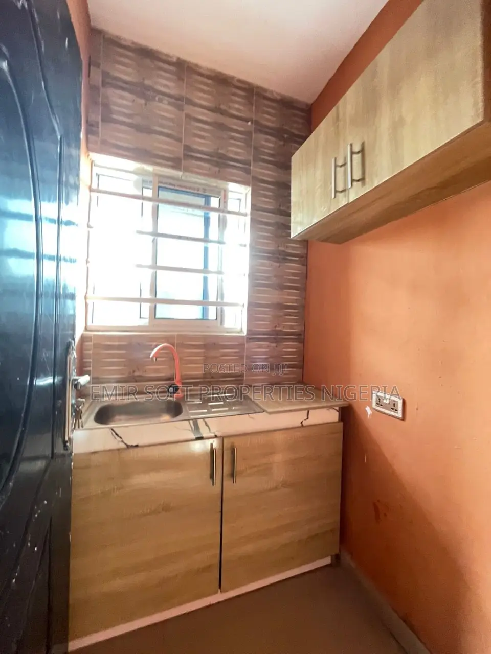 8bdrm Room & Parlour in Elebu Ibadan, Oluyole for sale