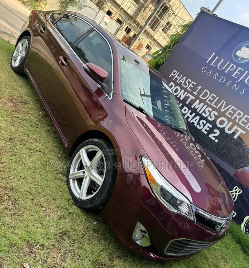 Toyota Avalon XLE Premium Sedan FWD (3.5L 6cyl 6A) 2013 Burgundy