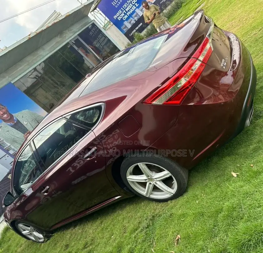 Toyota Avalon XLE Premium Sedan FWD (3.5L 6cyl 6A) 2013 Burgundy