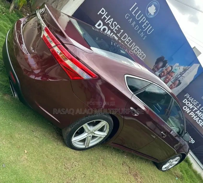 Toyota Avalon XLE Premium Sedan FWD (3.5L 6cyl 6A) 2013 Burgundy