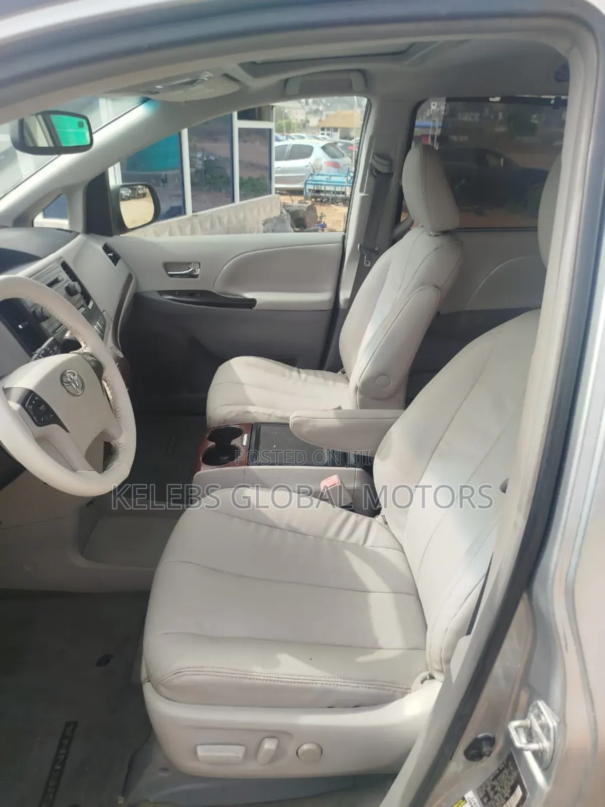 Toyota Sienna XLE 8-Passenger 4dr Minivan (3.5L 6cyl 6A) 2014 Silver