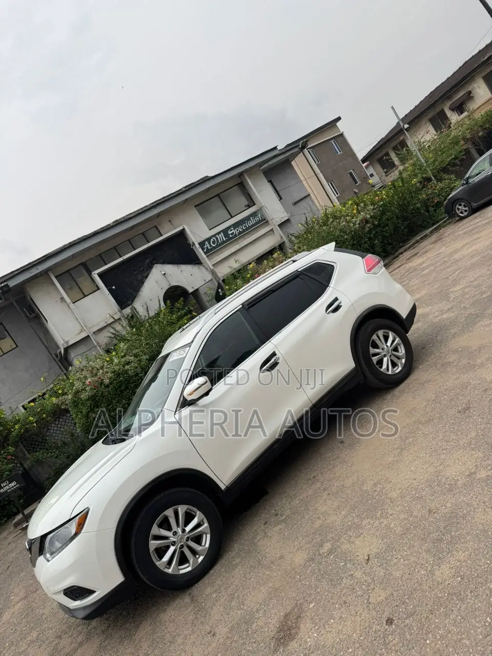 Nissan Rogue SV 4dr SUV (2.5L 4cyl CVT) 2015 White