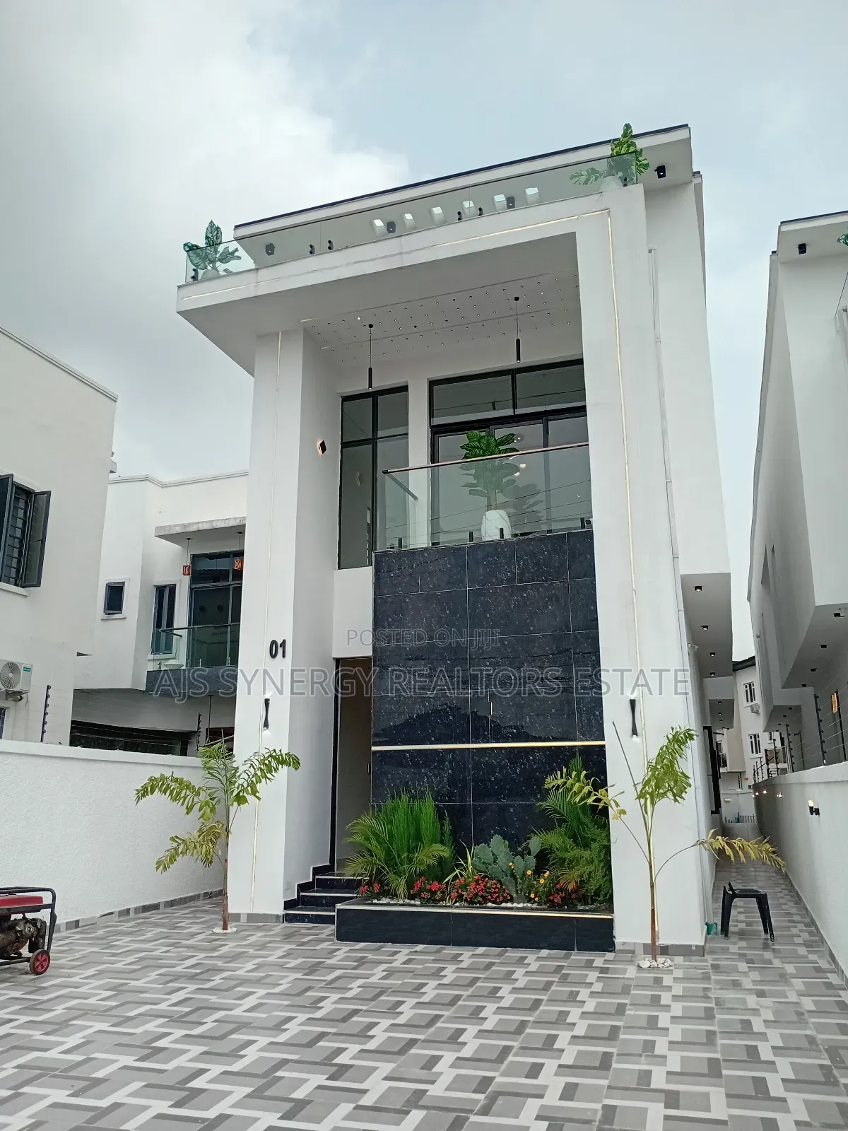 5bdrm Duplex in Chevron for sale