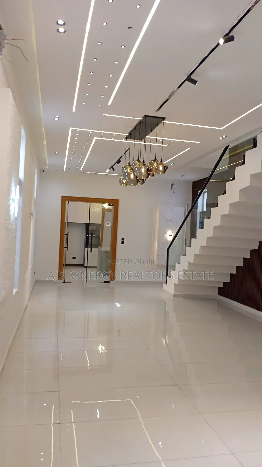 5bdrm Duplex in Chevron for sale