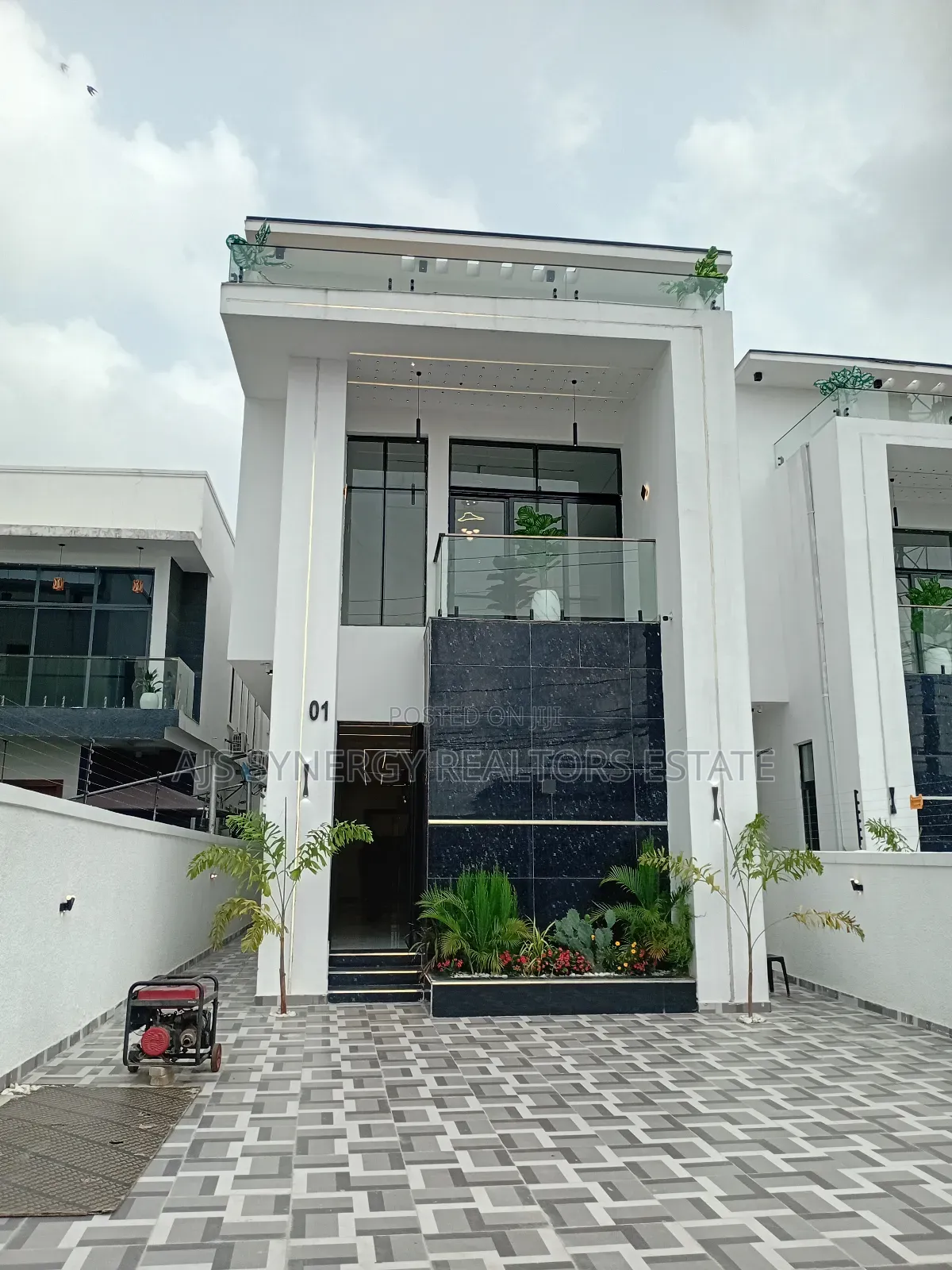 5bdrm Duplex in Chevron for sale