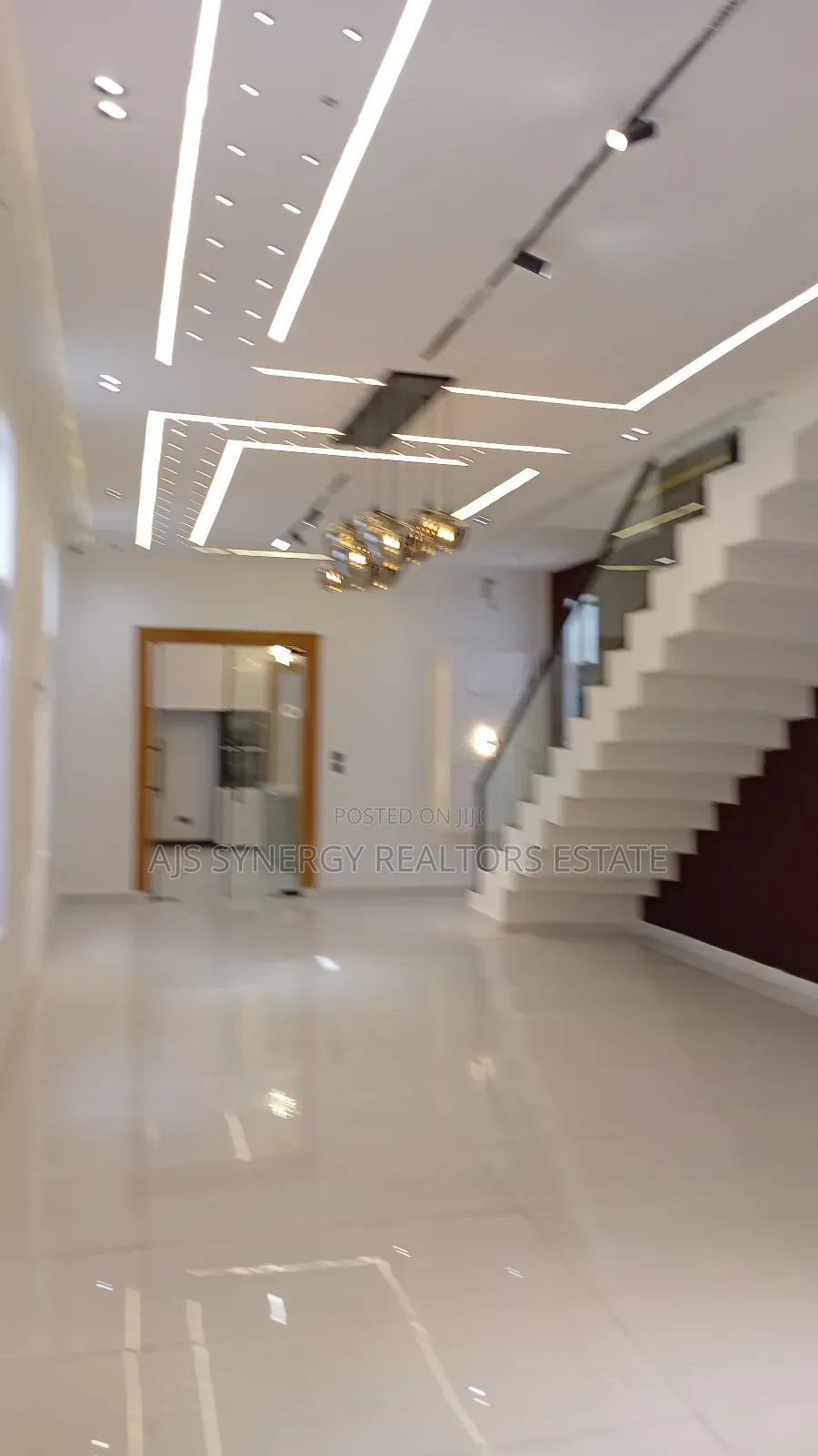 5bdrm Duplex in Chevron for sale