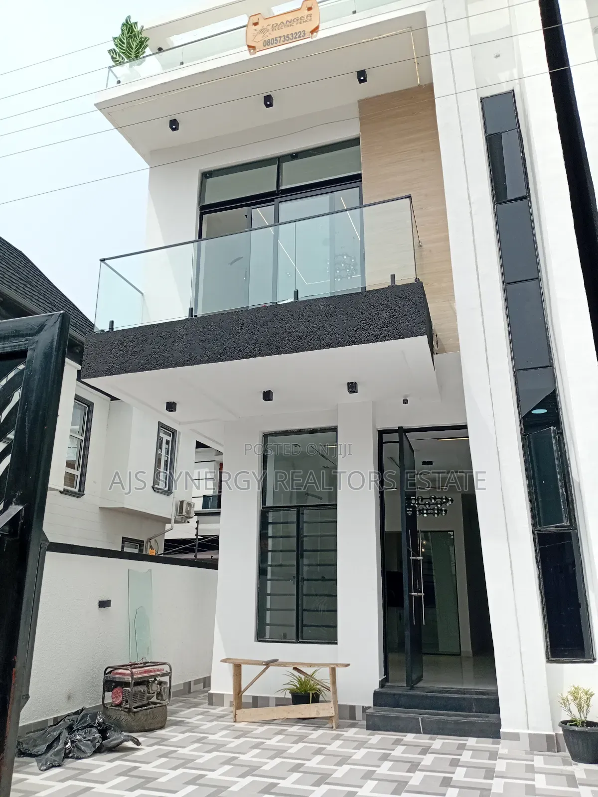 4bdrm Duplex in Chevron for sale