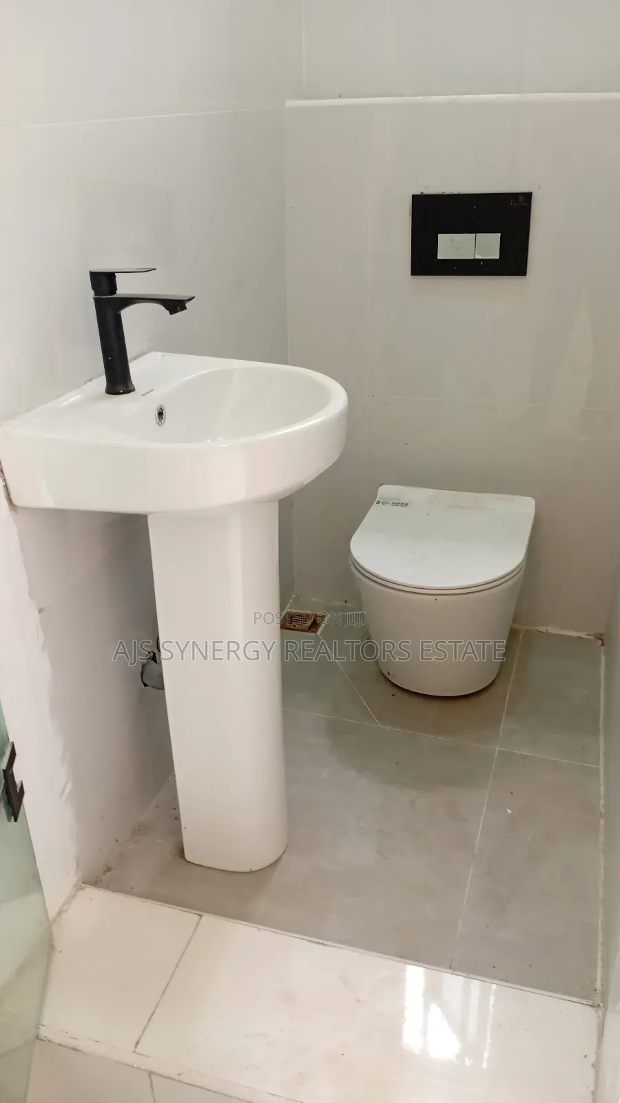 4bdrm Duplex in Chevron for sale