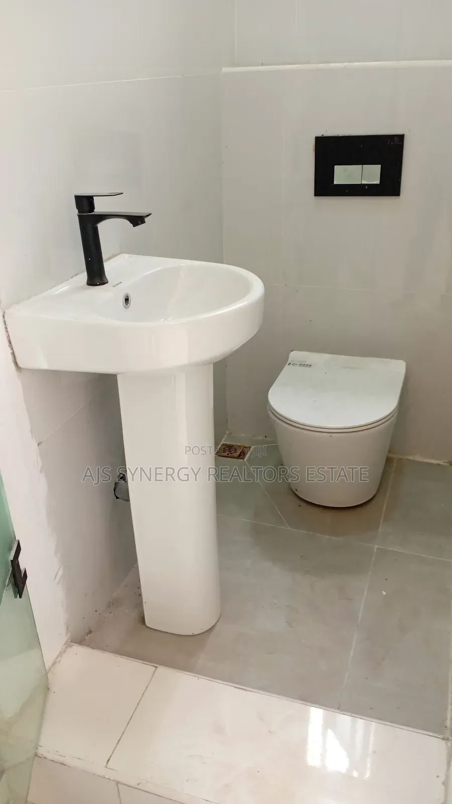 4bdrm Duplex in Chevron for sale