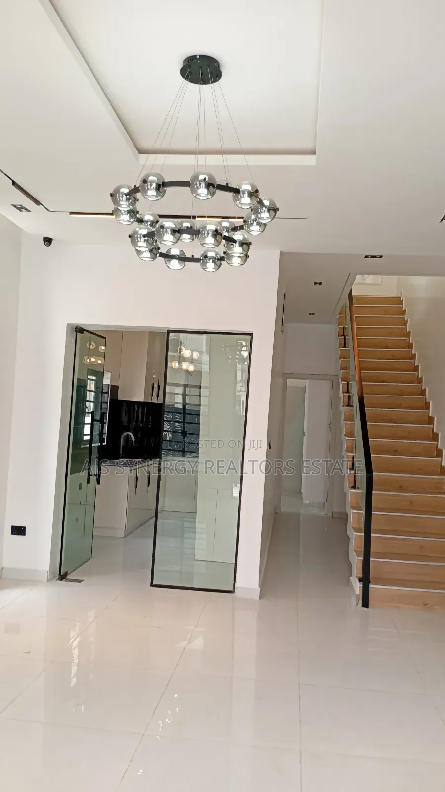 4bdrm Duplex in Chevron for sale