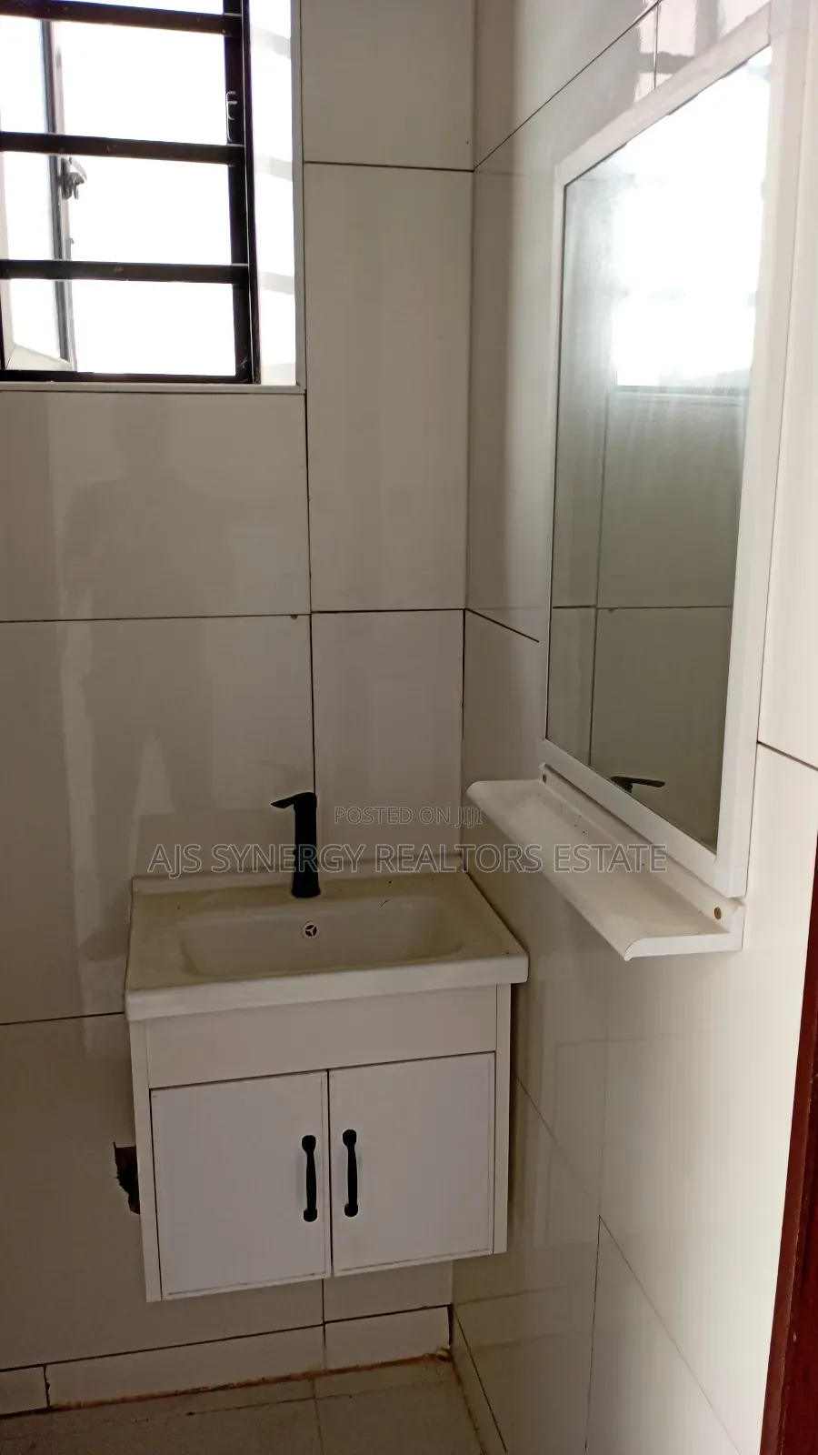 5bdrm Duplex in Chevron for sale