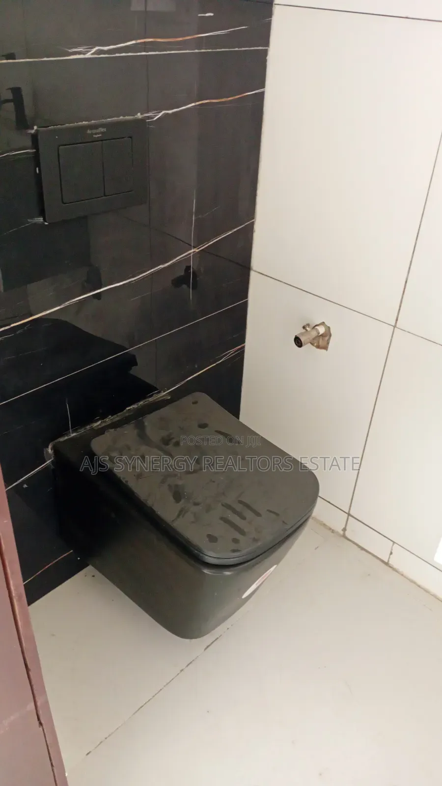 5bdrm Duplex in Chevron for sale
