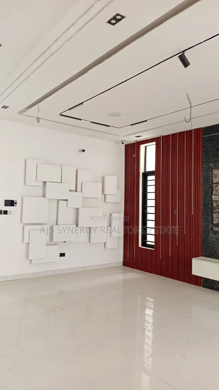 5bdrm Duplex in Chevron for sale