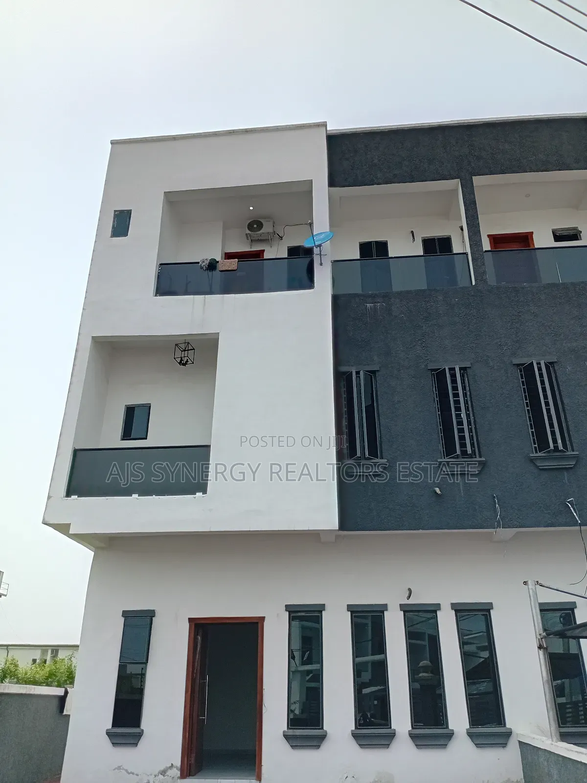 4bdrm Duplex in Chevron for sale