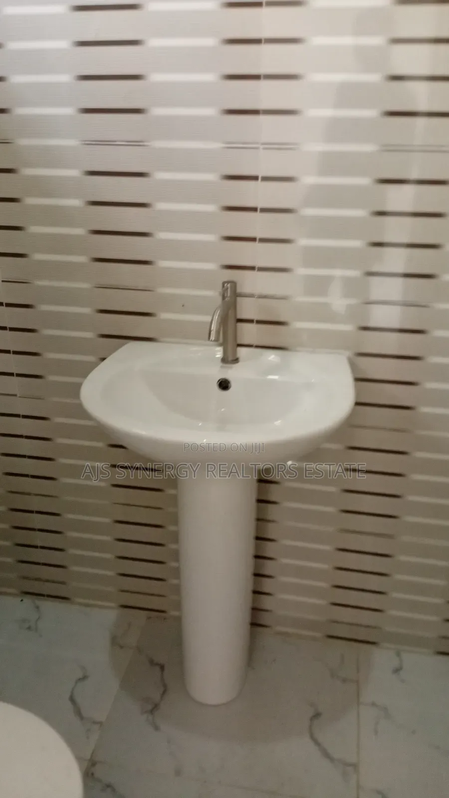 4bdrm Duplex in Chevron for sale