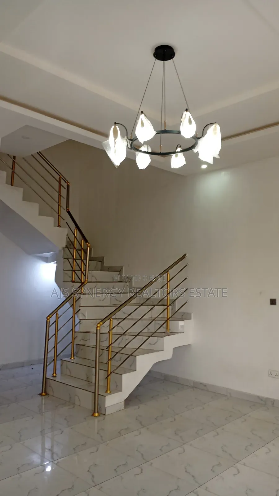 4bdrm Duplex in Chevron for sale