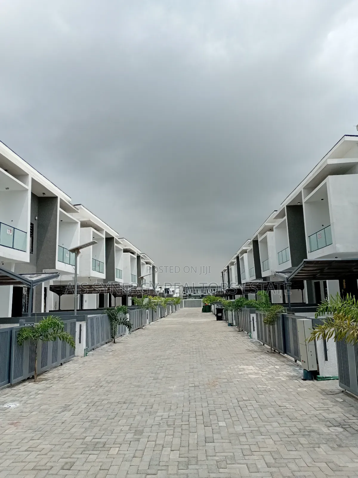4bdrm Duplex in Chevron for sale