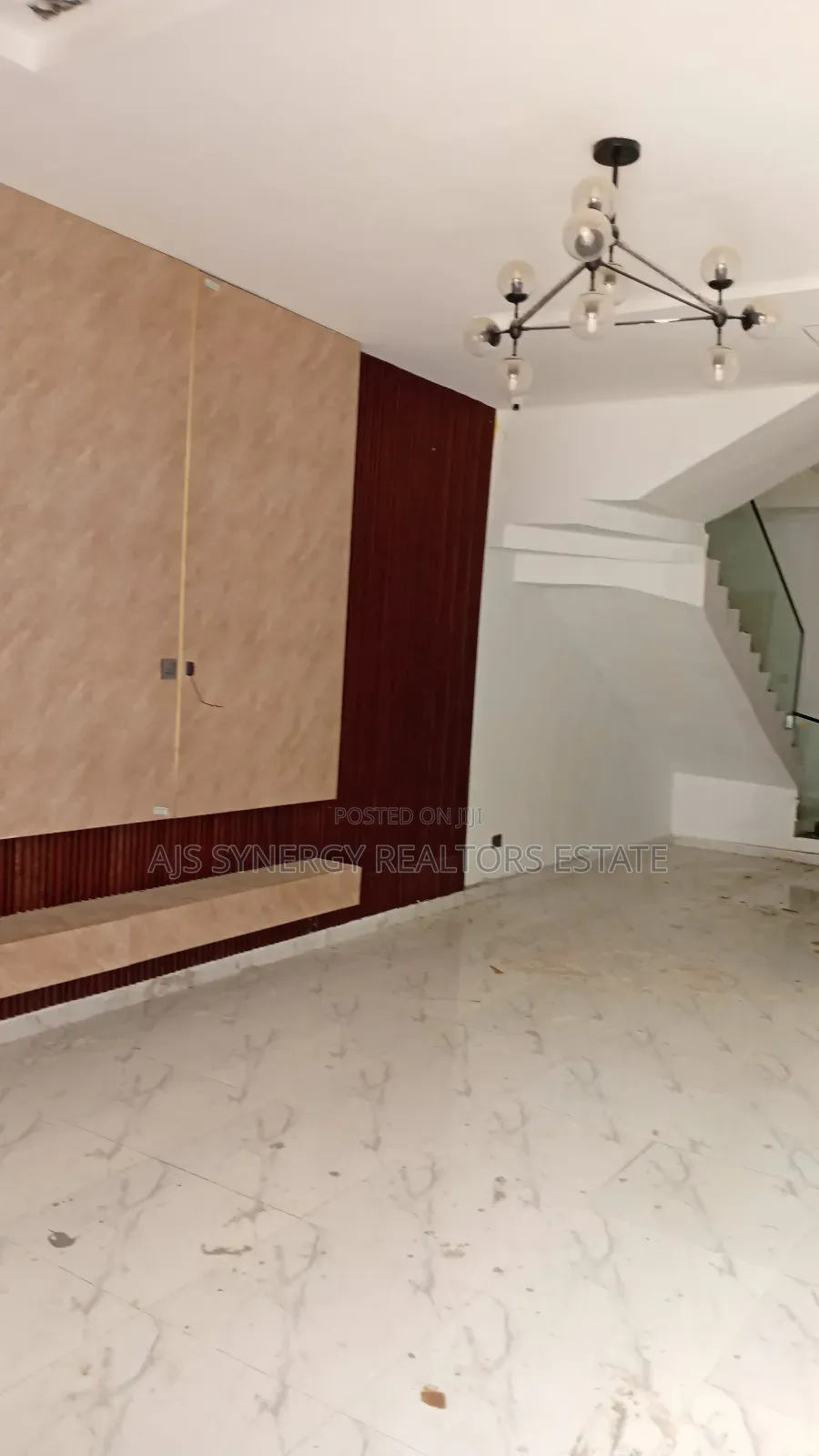 4bdrm Duplex in Chevron for sale