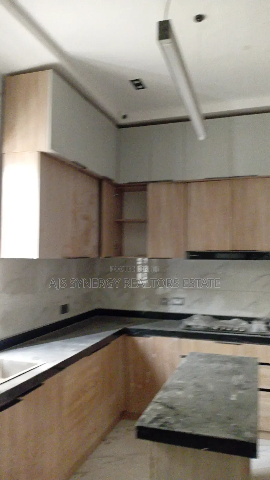 4bdrm Duplex in Chevron for sale