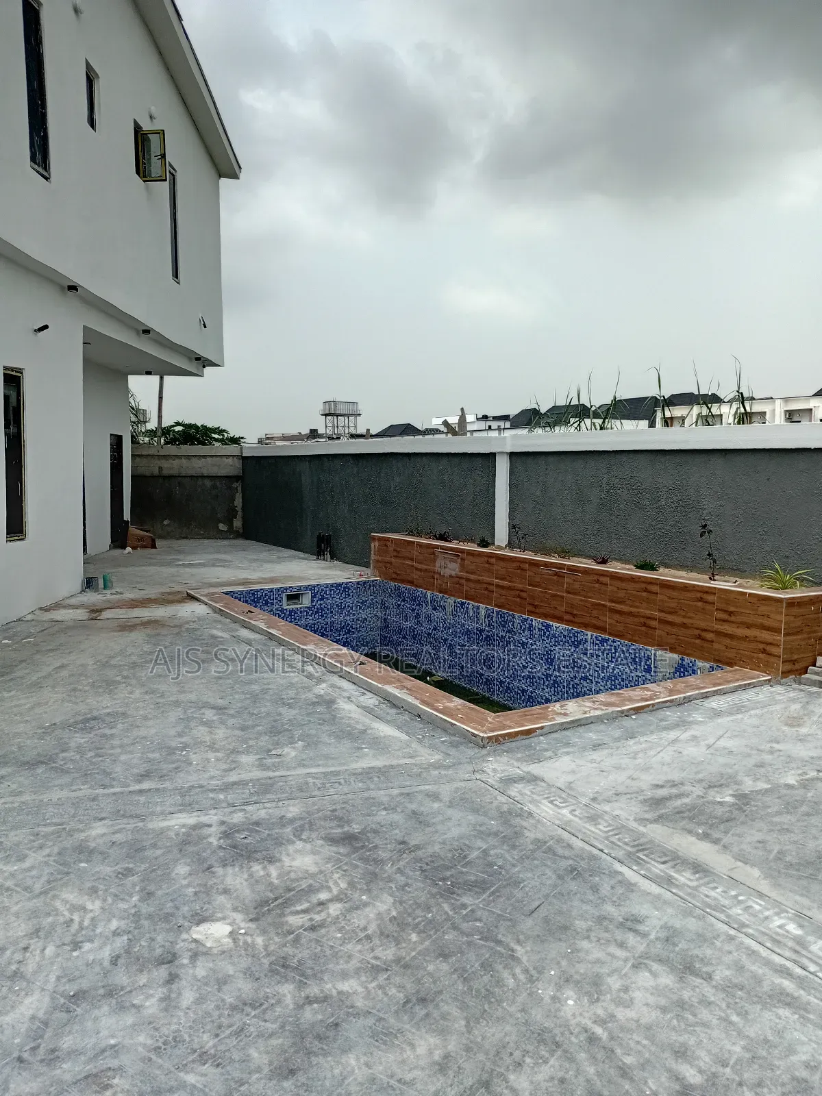5bdrm Duplex in Chevron for sale