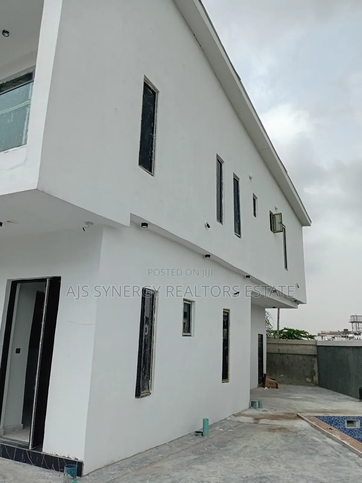 5bdrm Duplex in Chevron for sale