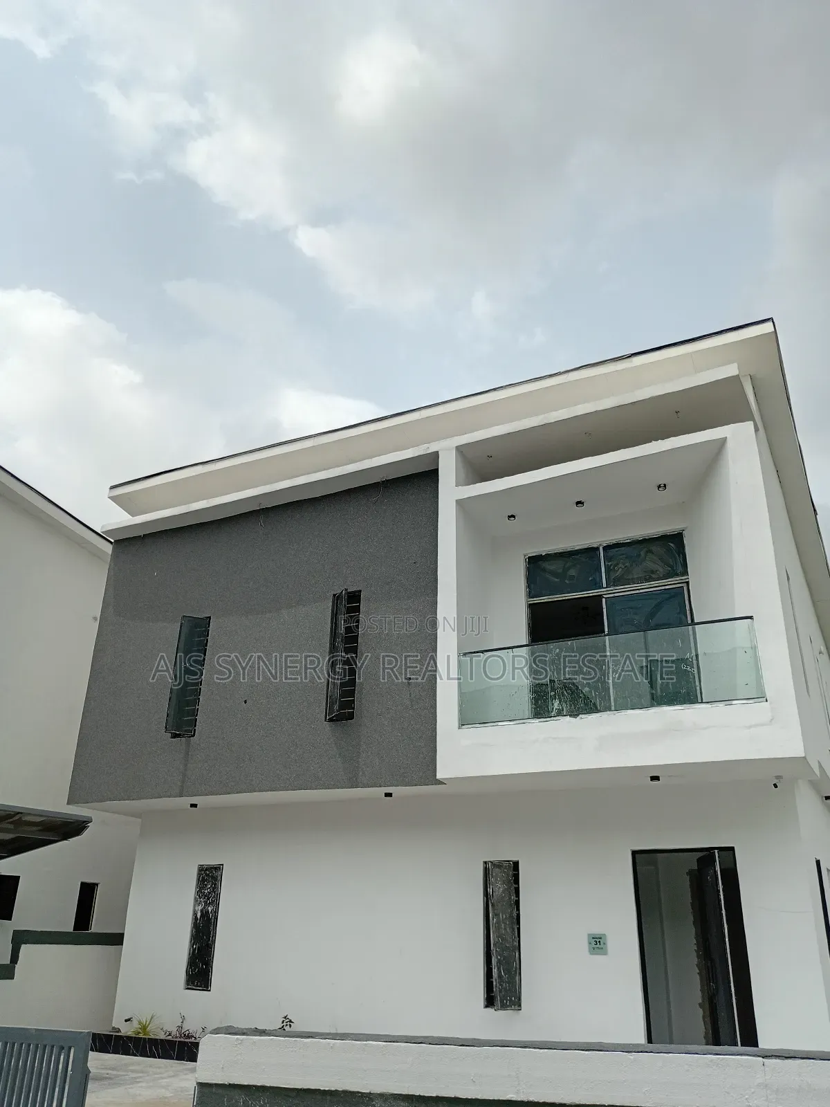 5bdrm Duplex in Chevron for sale