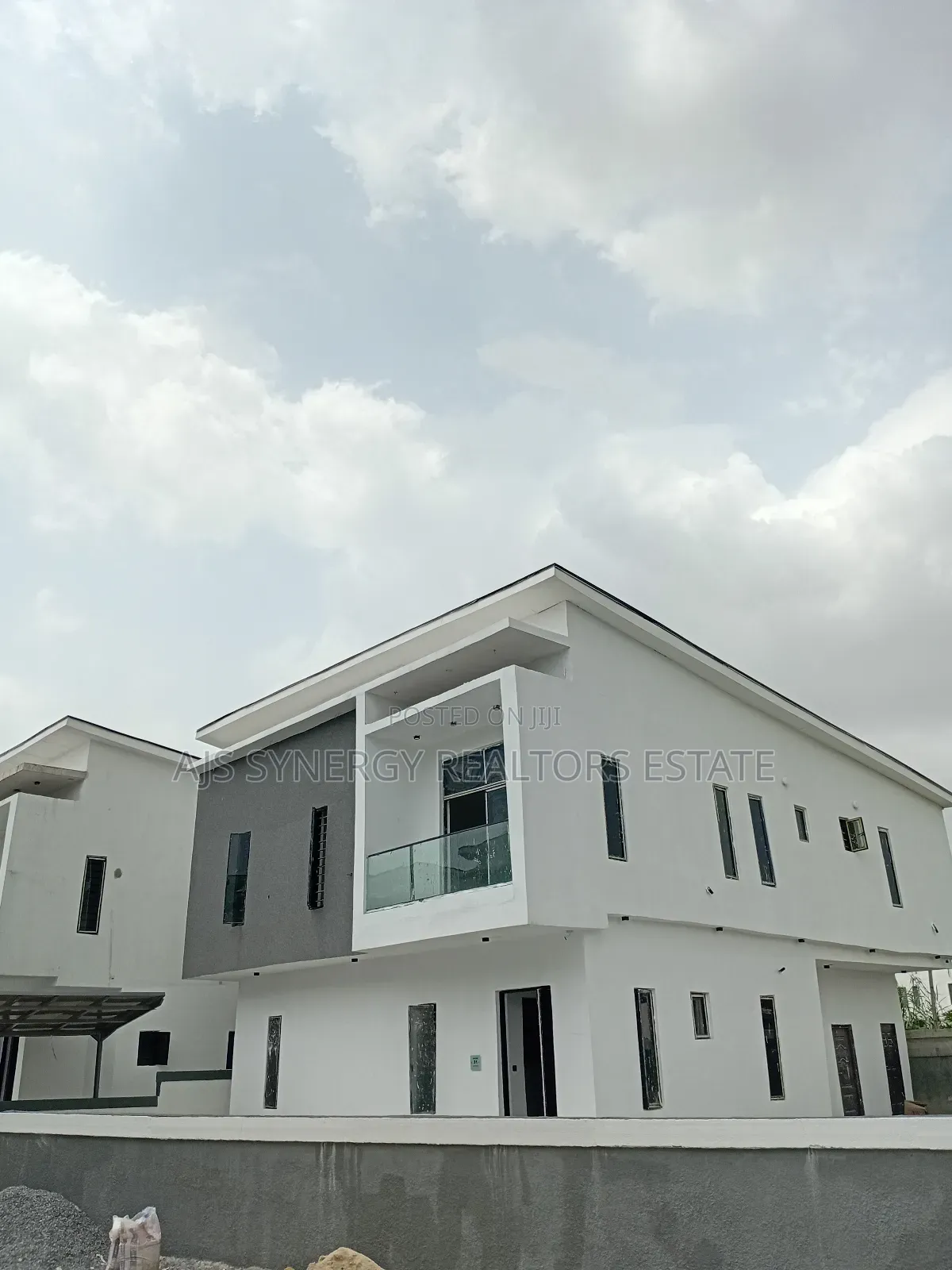 5bdrm Duplex in Chevron for sale