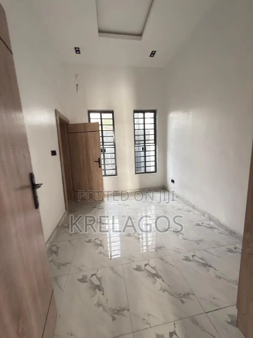 4bdrm Duplex in Chevron for sale