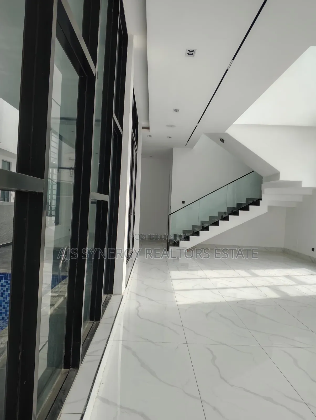 5bdrm Duplex in Ikota for sale