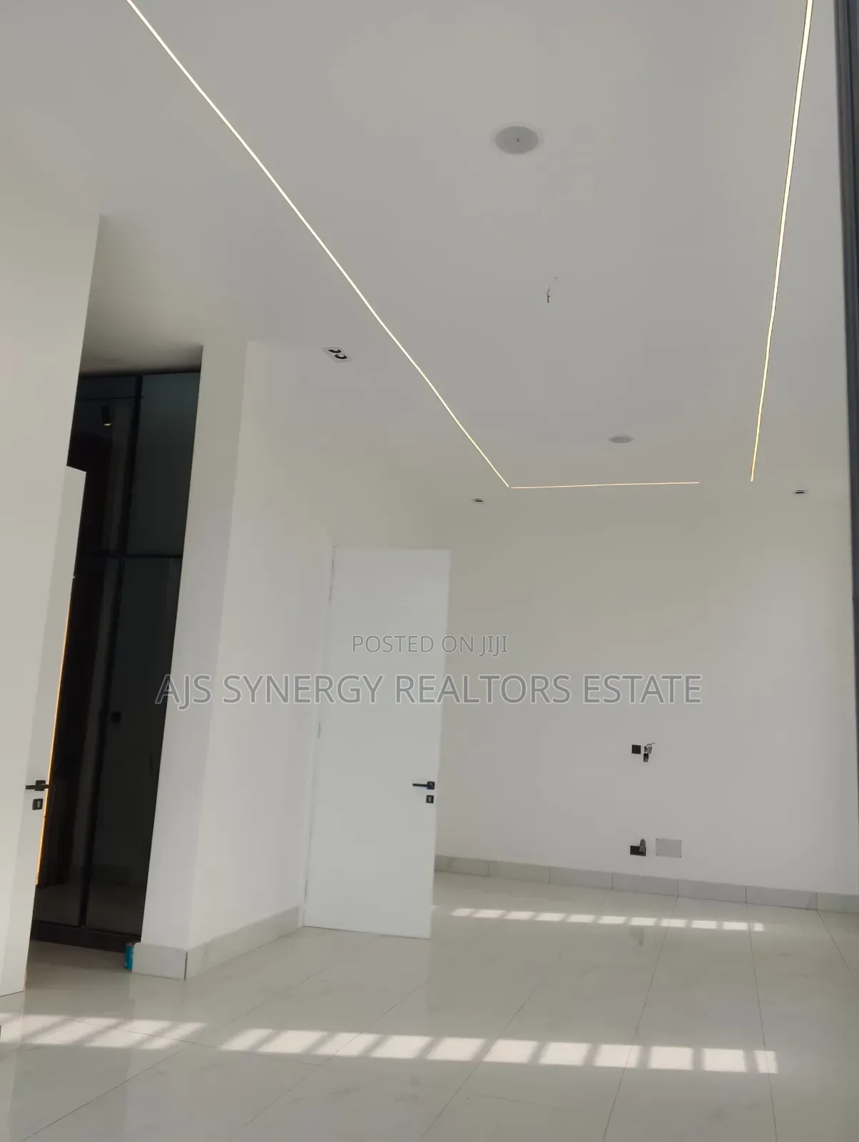 5bdrm Duplex in Ikota for sale