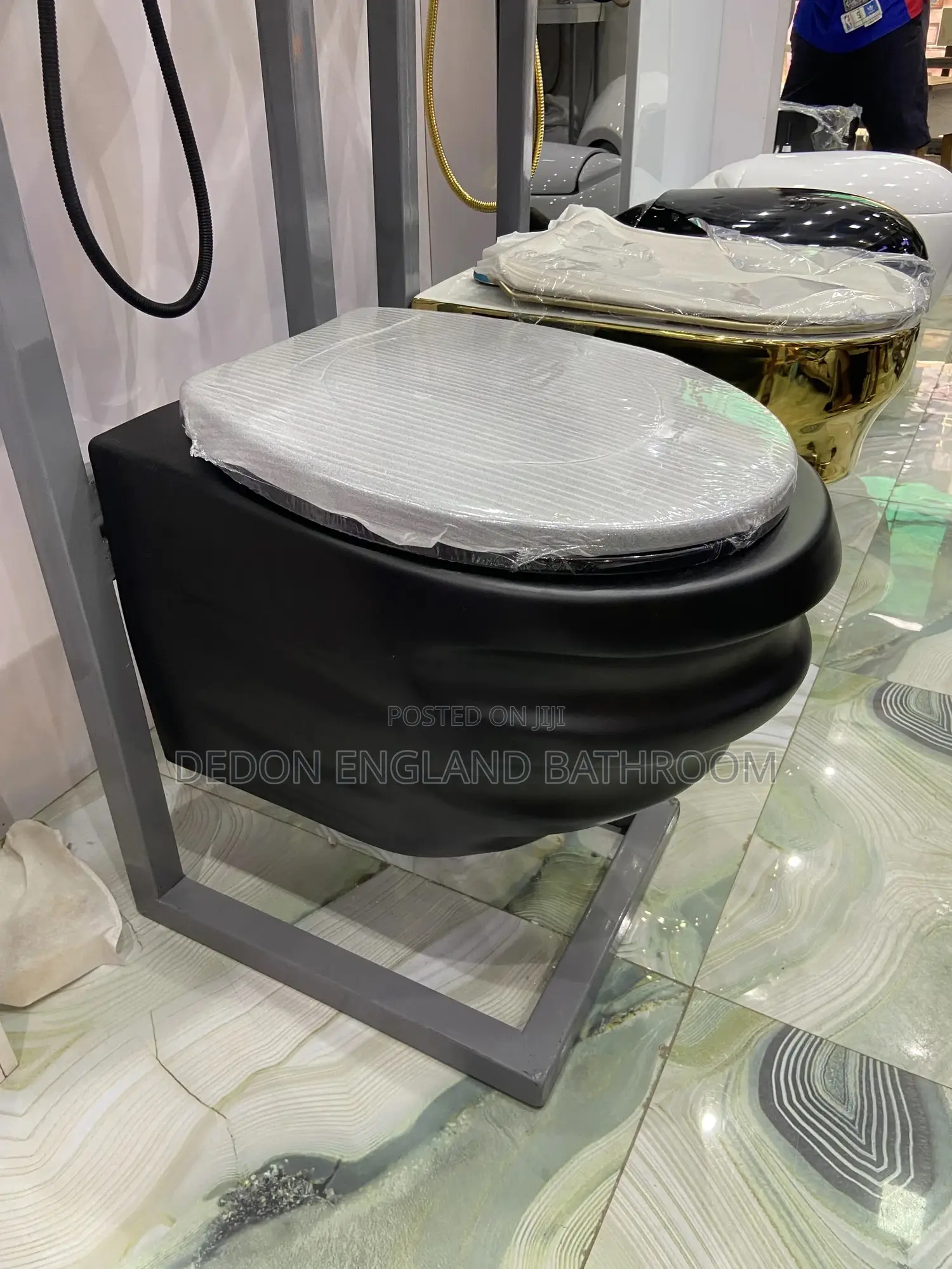 High Quality England Black Wall Hung Water Closet