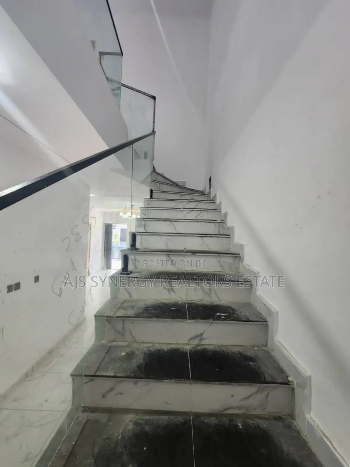 4bdrm Duplex in Chevron for rent