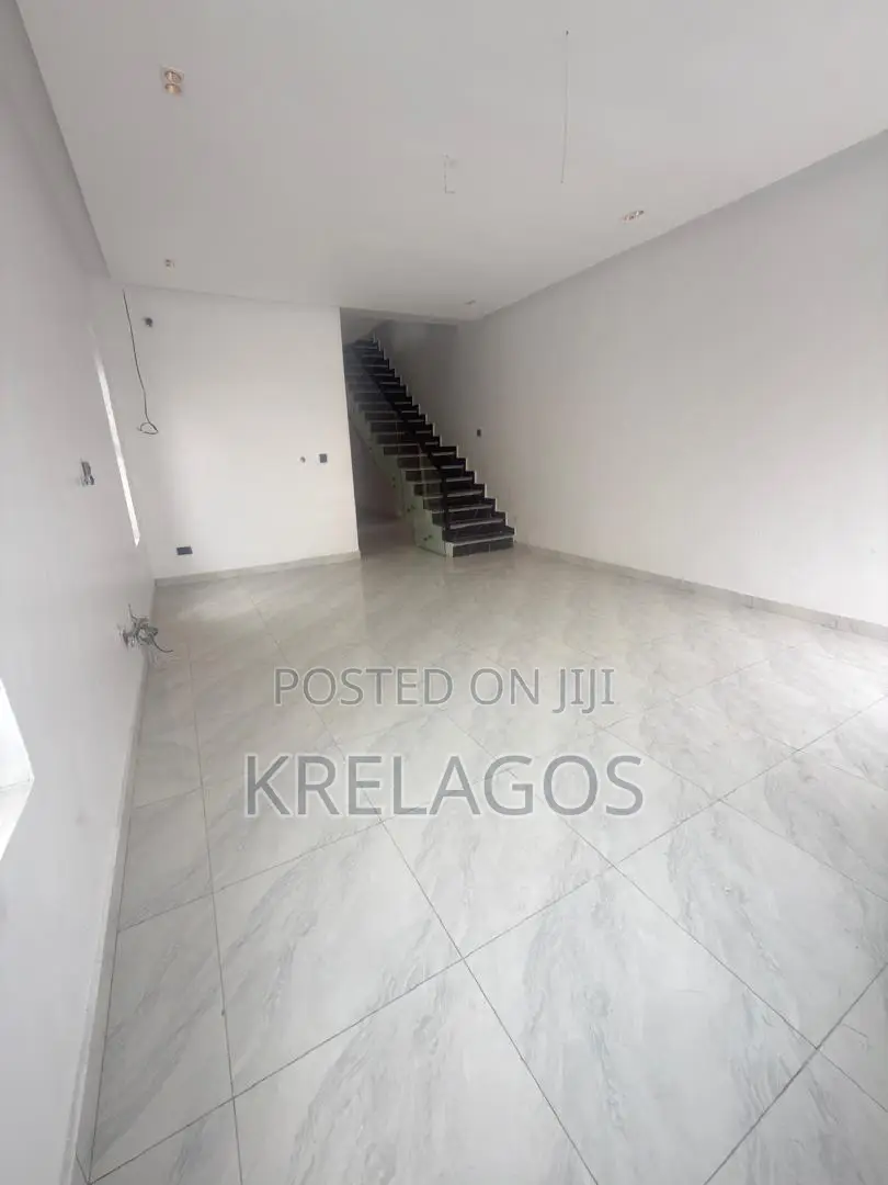 4bdrm Duplex in Chevron for sale