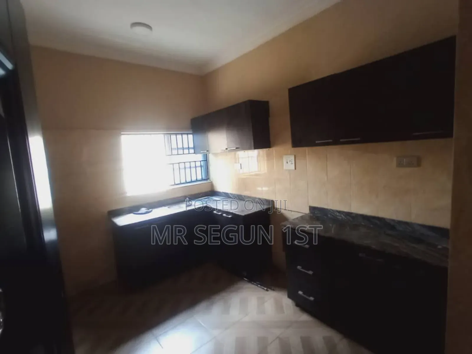 3bdrm Block of Flats in Oluyole Estate for rent