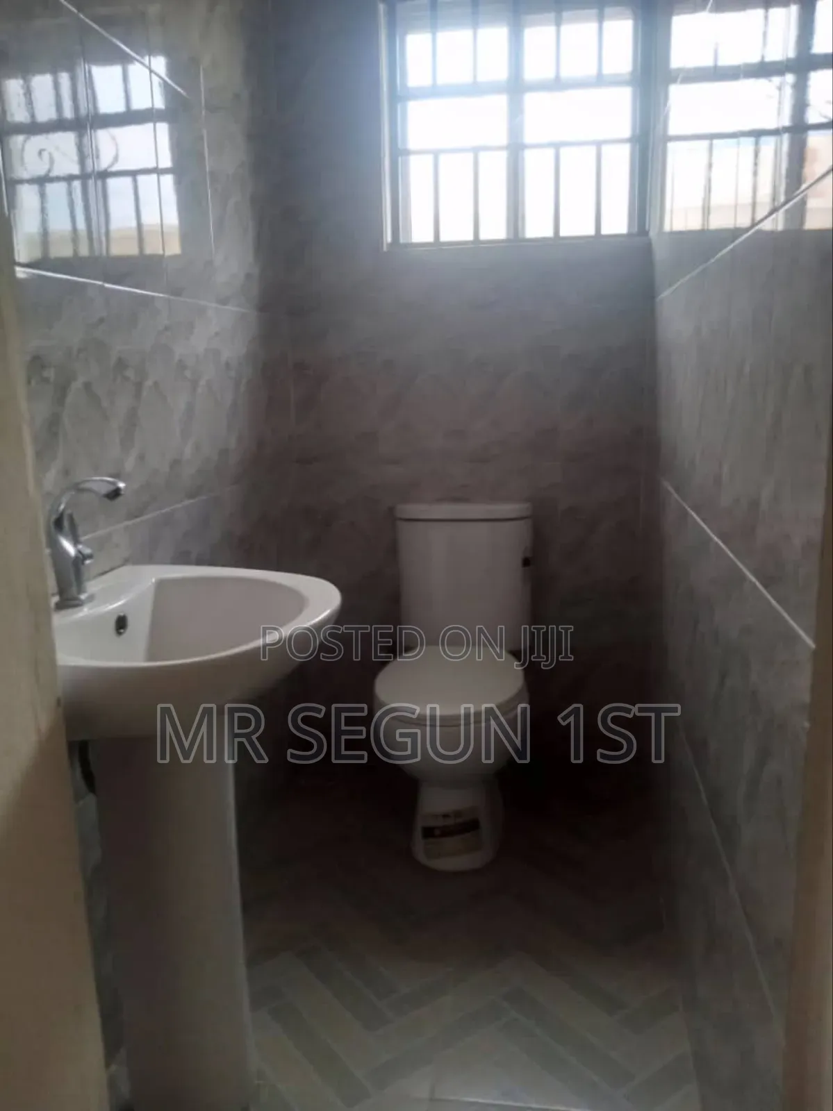 3bdrm Block of Flats in Oluyole Estate for rent