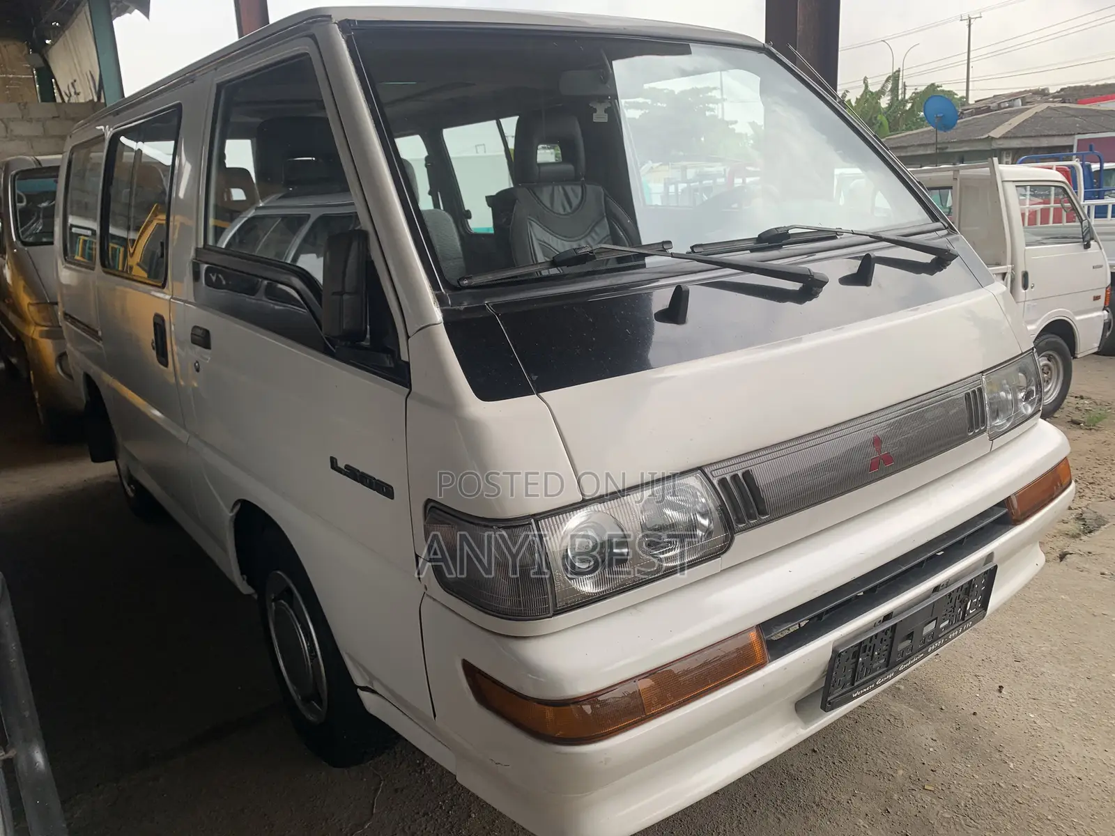Mitsubishi L300 1999 White