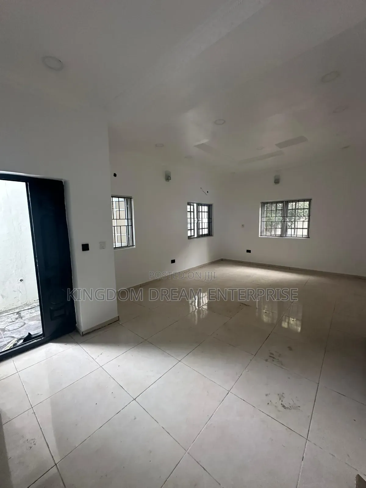 2bdrm Apartment in Lekki Phase 1 for rent