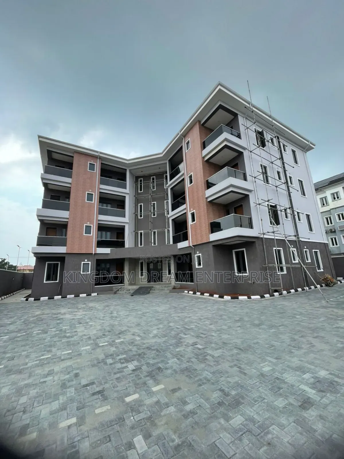 3bdrm Apartment in Lekki Phase 1 for rent