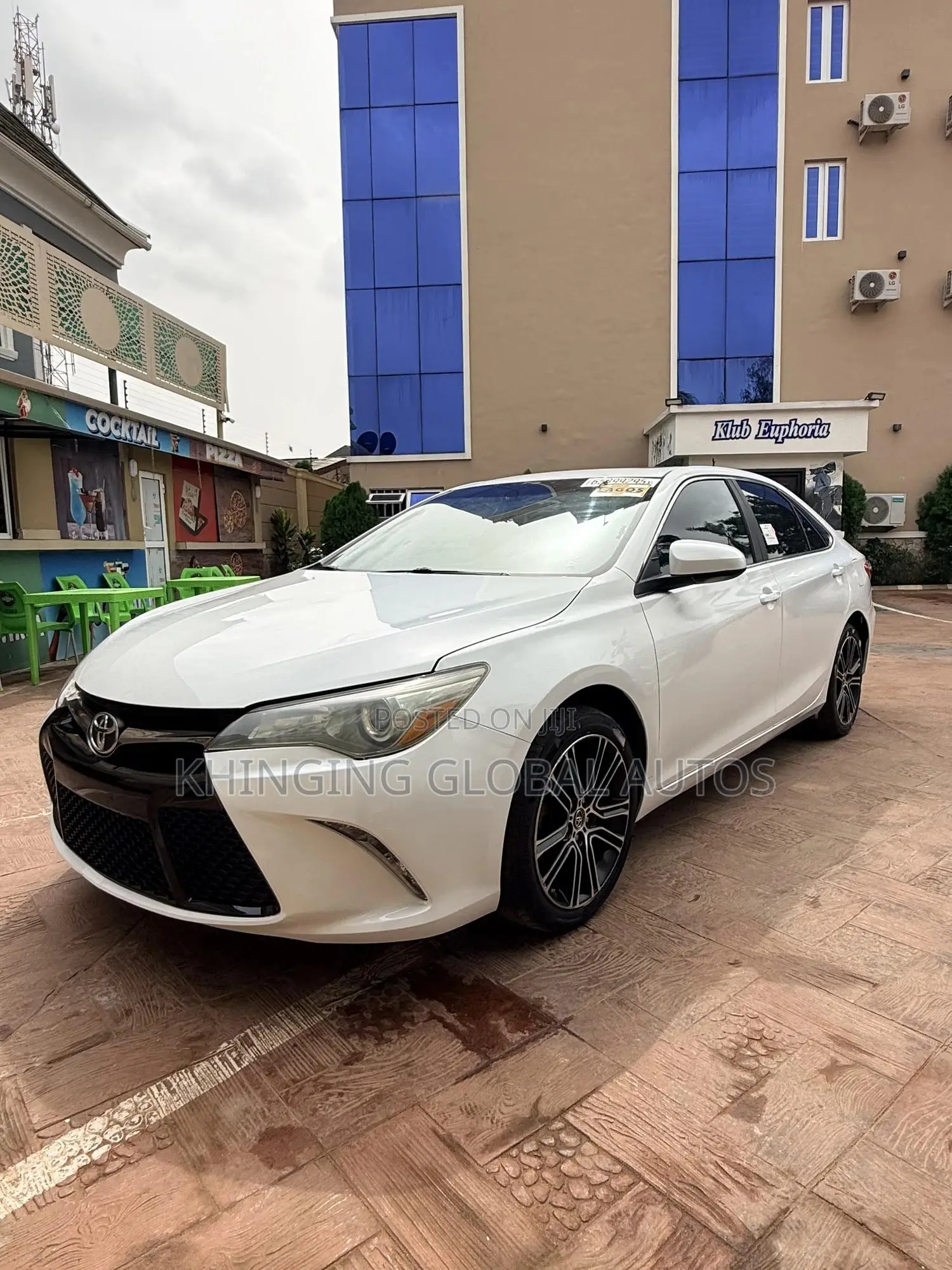 Toyota Camry SE w/Special Edition Pkg (2.5L 4cyl 6A) 2016 White