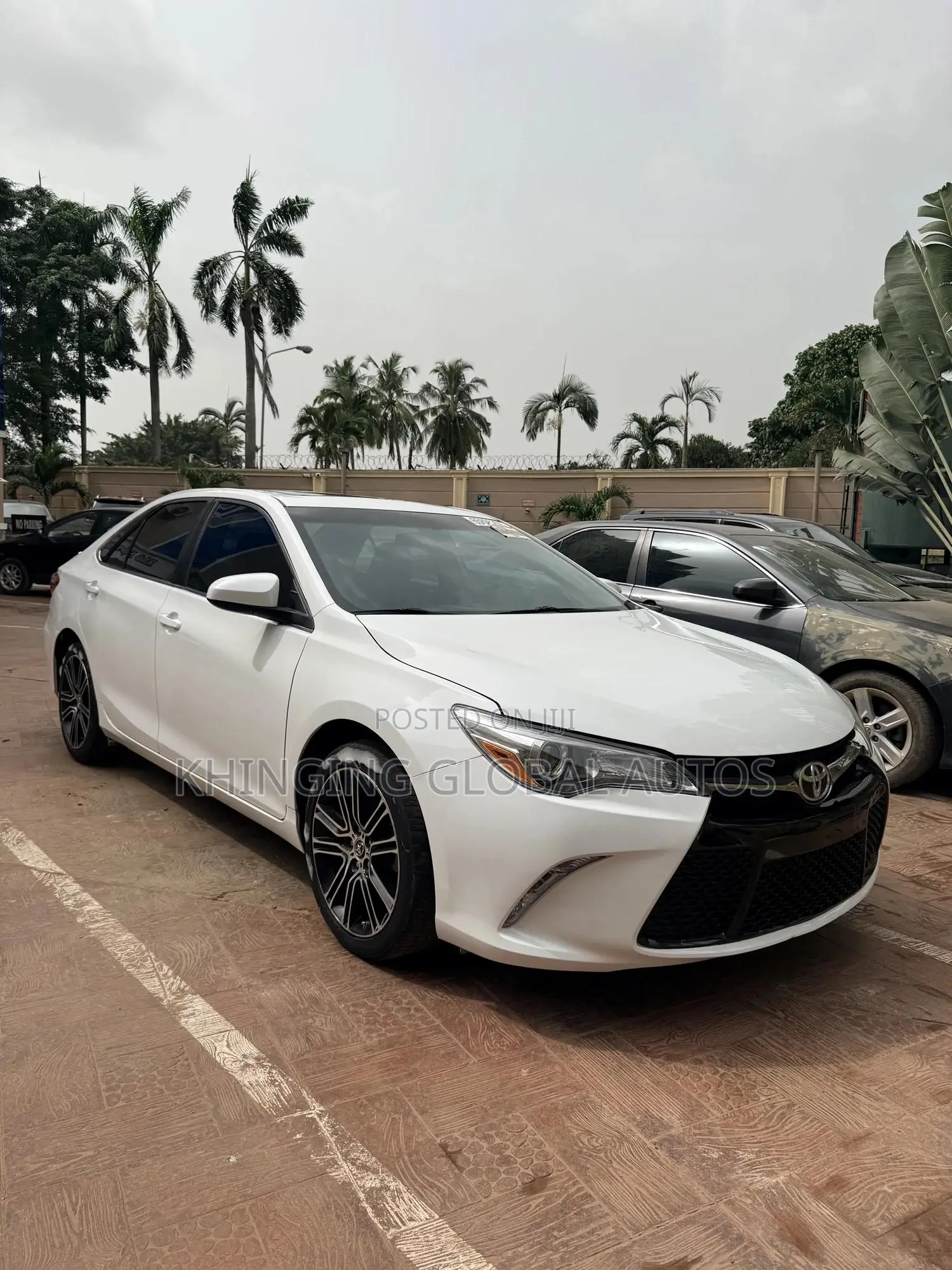 Toyota Camry SE w/Special Edition Pkg (2.5L 4cyl 6A) 2016 White